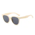 Klassische beige Cat-Eye-Sonnenbrille mit dunklen Gläsern für einen eleganten Look - Cremeweiß