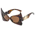 Schicke Cat-Eye Sonnenbrille in Schildpatt mit goldenen Metallakzenten auf weißem Grund - Leoparden-Rahmen / Teebraune Gläser