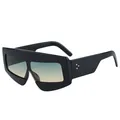 Futuristische Oversize-Sonnenbrille in Schwarz mit geometrischem Rahmen und Goldnieten - Schwarzer Rahmen Grün-gelbe Gläser