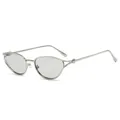 Cat eye zonnebril met zilveren metalen montuur en elegant knoopdetail op de pootjes - Zilveren Frame Transparante Grijze Lens