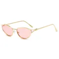 Cat-eye zonnebril met roze glazen en gouden metalen montuur met decoratieve opengewerkte hoeken - Gouden Frame Roze Lenzen