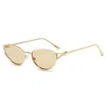 Gouden cat-eye zonnebril met amberkleurige glazen en decoratieve metalen knoopdetails - Gouden Montuur Champagne Glazen
