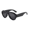 Modische schwarze Sonnenbrille mit dickem Rahmen, Goldnieten und dunklen Gläsern vor weiß - Schwarzer Rahmen Graue Gläser