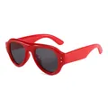 Modische rote Sonnenbrille mit dickem Rahmen, Metallnieten und dunklen Gläsern vor weißem Grund - Roter Rahmen Graue Gläser