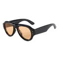 Massive schwarze Sonnenbrille mit orangen Gläsern und goldenen Nietendetails vorne - Schwarzer Rahmen Orange Gläser