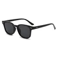 Klassische Retro-Sonnenbrille mit schwarzem quadratischem Rahmen und goldenen Nieten - Glänzend Schwarzer Rahmen Graue Gläser