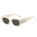 Lunettes de soleil carrées beiges avec rivets argentés et verres gris foncé tendance - Monture Blanc Cassé Verres Gris