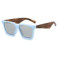 Himmelblaue quadratische Sonnenbrille mit dunkelbraunen Bügeln in Holzmaserung - Blauer Rahmen Graue Linsen
