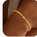 Bracelet à billes dorées avec pierre précieuse verte rectangulaire au poignet - 14k / Or Août (Vert Pâle)