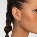 Ensemble de boucles d'oreilles papillon dorées avec diamants portées par un mannequin - Style Étoile à Huit Branches avec Zirconium (e1773)