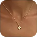 Dettaglio del ciondolo a cuore placcato oro su catena a corda indossato da una modella - Oro