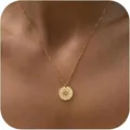 Vista dettagliata di un ciondolo a sole dorato su una catena sottile indossata da una modella - Oro