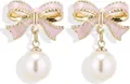 Detalle de pendientes de lazo rosa con bordes dorados y una gran perla blanca colgante - Estilo de lazo de esmalte rosa y perla artificial (e1801) / 14k / Un par / Dorado