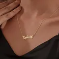Close-up of personalized gold-plated Sophie name necklace with flower and small zircon - Sophie Pave Flower Style (x690) / Gold
