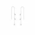 Dettaglio di orecchini lunghi a nappa in argento con tre zirconi su sfondo bianco - e705-argento / 14k