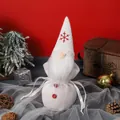 Weißer gestrickter Weihnachtsgnom-Geschenkbeutel mit roten Schneeflocken und Bandverschluss - Weiß