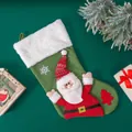 Calcetín navideño de punto verde con un Papá Noel en 3D y borde de piel sintética - Papá Noel verde
