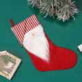 Roter Weihnachtsstrumpf mit Zwergen-Design und gestreifter Manschette als Deko - Gestreift