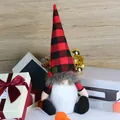 Gnomo de Navidad de felpa con patrones de cuadros rojos y negros sobre un fondo - Estilo Sombrero de Copa