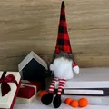Gnome de Noël avec chapeau à carreaux rouges, barbe blanche et jambes rayées sur fond bois - Gnome à Longues Jambes - Chapeau à Carreaux
