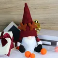 Gnomo de Navidad con gorro granate de astas y brazos de cuadros rojos para hogar - Estilo Sombrero de Reno
