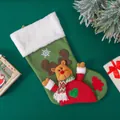 Calcetín navideño de punto verde con reno de peluche 3D y borde de pelo sintético - Reno Verde Esmeralda