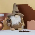 Kaffee-Gnom Plüschpuppe mit braunem Jutehut und kleinem Mocino-Beutel-Dekor - Khaki Hut / Khaki