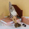 Gnomo da caffè marrone con barba lunga e dettagli di chicchi di caffè sul cappello - Stile Barba Gambe Lunghe