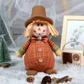 Herbst-Zwerg aus Plüsch mit orangefarbener Karo-Latzhose und braunem Filzhut Deko - Thanksgiving-figur