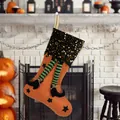 Halloweensocke mit Pailletten und Elfenbeinen für die festliche Partydekoration zu Hause - Orange