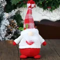 Incantevole gnomo di Natale in maglia rossa e bianca con cuore su un tavolo di legno - Gnomo Senza Volto Vecchio
