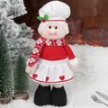 Staande kerstpop in rode trui en witte rok met feestelijke sneeuw achtergrond decoratie - Kerstman Stijl