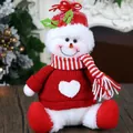 Pupazzo di neve in peluche con maglione rosso a cuore e sciarpa a righe decorativo - Pupazzo di Neve Seduto