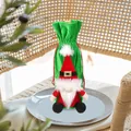 Copribottiglia di vino in velluto verde con gnomo natalizio e coulisse rossa decorativa - Stile Gnomo / Verde