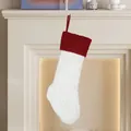 Rood-witte gebreide kerstsok met kabelpatroon hangend aan een open haard - Witte Gebreide Kous met Rode Bovenkant