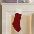 Gebreide bordeauxrode kerstsok met witte kabelgebreide boord en handige ophanglus - Rode Gebreide Kous met Witte Bovenkant