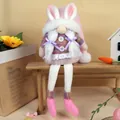 Gnomo de Pascua de peluche con largas orejas de conejo rosas y traje a rayas moradas - Conejo De Piernas Largas Rosa