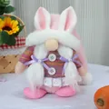Gnomo de Pascua rosa con orejas de conejo y suéter a rayas para decoración de primavera - Estilo de Conejo Rosa Sentado