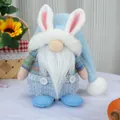 Gnomo de Pascua de peluche con peto de cuadros azules, orejas de conejo y barba larga - Estilo de Conejo Azul Sentado