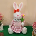 Gnomo coniglietto pasquale in abito a quadretti rosa con fiore per decorazione - Stile Coniglio Rosa Seduto