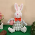 Bambola di peluche con coniglio pasquale, salopette verde e uovo rosa a pois decorativo - Coniglio Seduto Verde