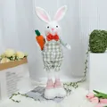 Gnome lapin de Pâques en peluche avec carotte et salopette à carreaux verts deco - Lapin Télescopique Pantalon Écossais Vert