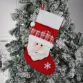 Klassieke rode kerstkous met 3D-kerstmanfiguur en sneeuwvlokprints aan de kerstboom - Kerstman Kerstkous