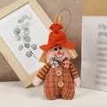 Ciondolo spaventapasseri fatto a mano con cappello arancione e salopette a quadretti - Ciondolo Da Donna A Forma Di Spaventapasseri