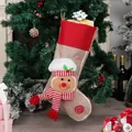 Calza natalizia in lino con omino di pan di zenzero appesa a un albero decorato - Calza di Natale Donna (Omino con Cappello da Chef)