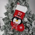 Rode corduroy kerstsok met een 3D pinguïn die een geruite kerstmuts draagt - Pinguïn Sok
