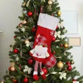 Calza di Natale con gnomo 3D e gambe lunghe appesa all'albero di Natale decorato - Stile Gnomo