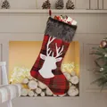 Calcetín de Navidad a cuadros con aplique de reno blanco y ribete de piel sintética gris - Estilo Reno (Calcetín de Cuadros Reno)