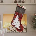 Calcetín navideño de cuadros con árboles blancos y piel sintética junto a la chimenea - Estilo Árbol de Navidad (Calcetín de Cuadros Árbol de Navidad)