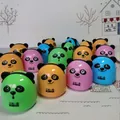 Dettaglio di temperamatite a forma di panda colorati in blu, rosa e giallo brillante - Colori Misti Casuali